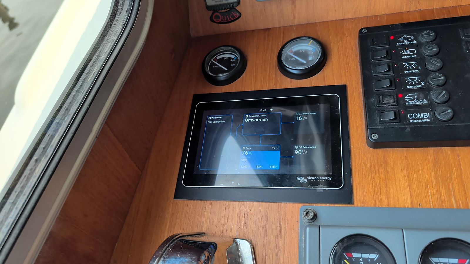 Victron Cerbo touchscreen bij de stuurstand van de Kent 27