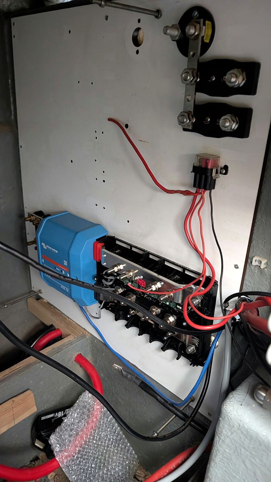 Opbouw van het nieuwe elektropaneel achter in de Kent 27