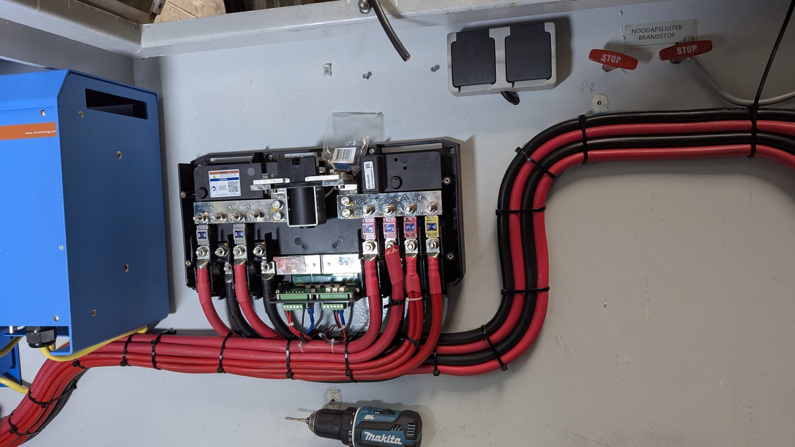 Lynx hoofdverdeelbord met MEGA-zekeringen en BMS-aansluitingen — 24V lithium-installatie aan boord