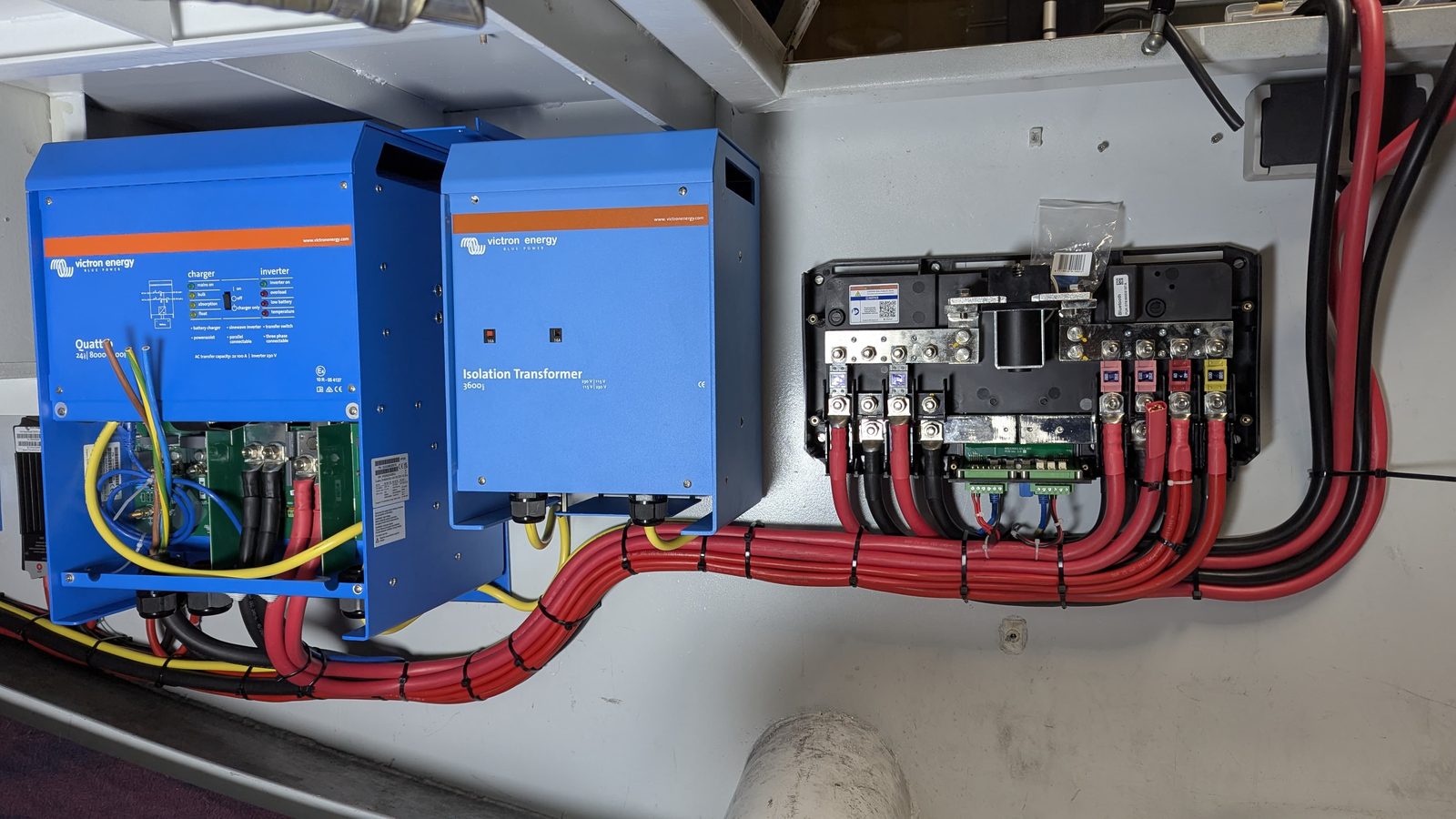 Detail van de Victron Quattro 24/8000 omvormer-lader en Isolation Transformer 3600VA — refit motorjacht 14m