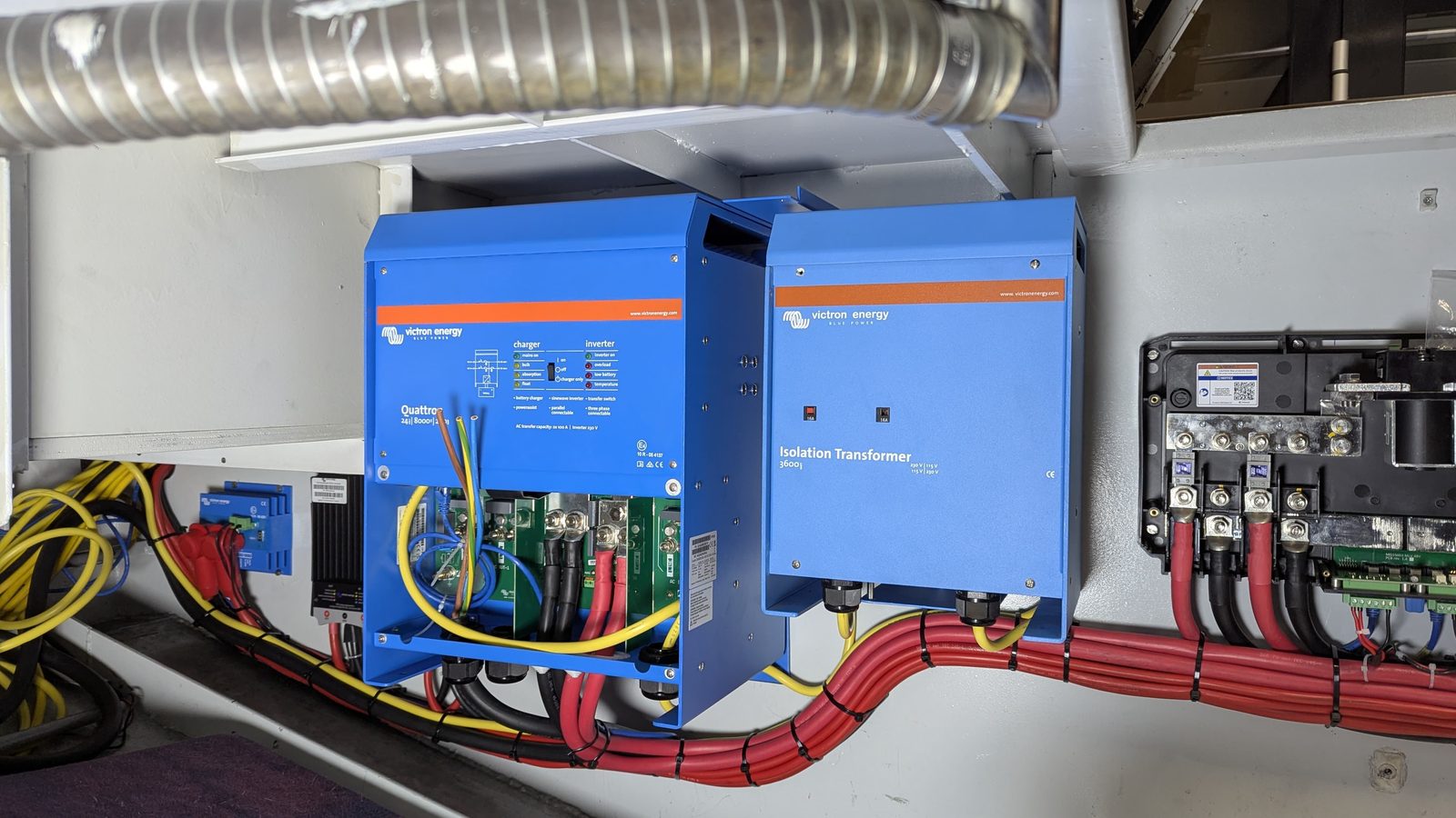 Volledige refit van het 24V boordsysteem op een 14-meter motorjacht — Victron Quattro 24/8000 omvormer-lader, Isolation Transformer 3600VA en Lynx hoofdverdeelbord met BMS